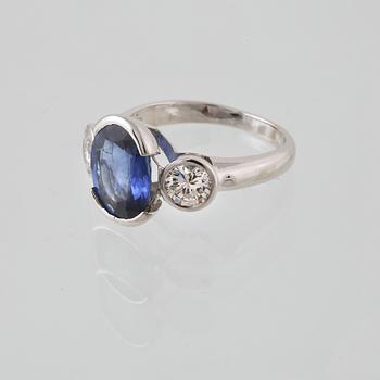 RING, 18k vitguld, med blå safir ca 2.50 ct och 2 briljantslipade diamanter, tot 0.30 ct, Alessandria, Italien, Vikt 5 g.