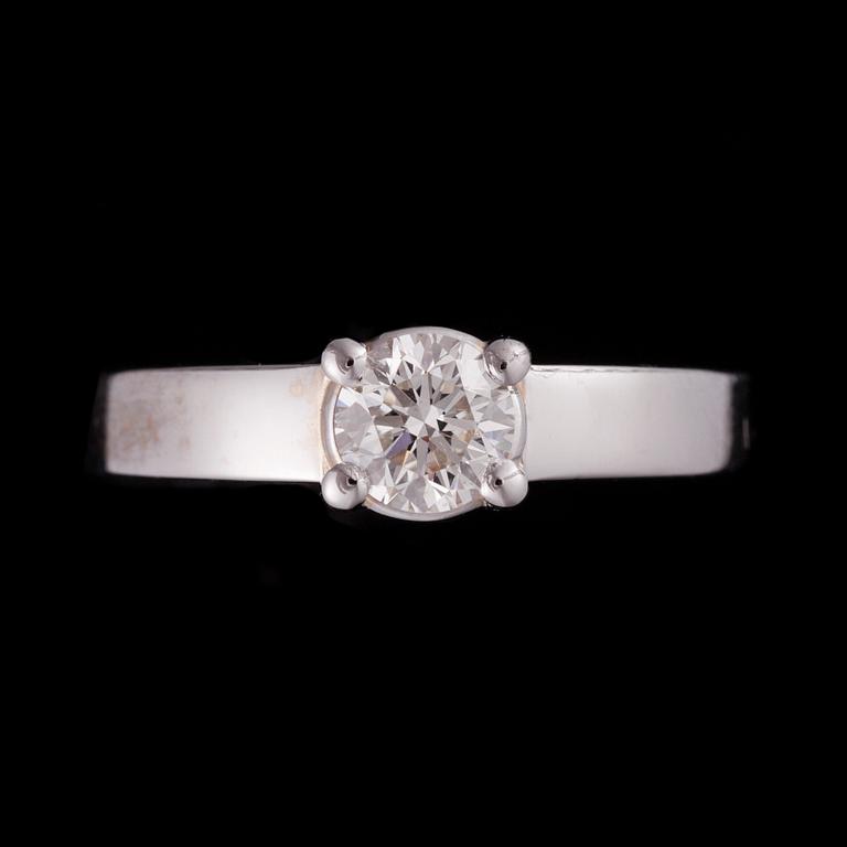RING, 18K vitguld, mittstenen briljantslipad diamant 0,70 ct. Vikt 5,9 g. Intyg.