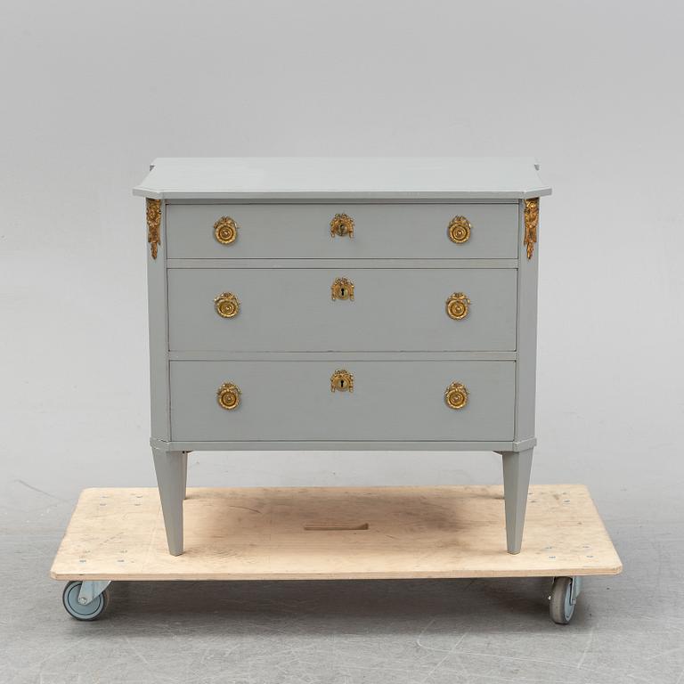 A painted Gustavian style chest of drawers, 20th Century.