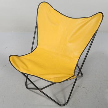 FÅTÖLJ, sk fladdermusfåtölj, omkring 1900-talets mitt.