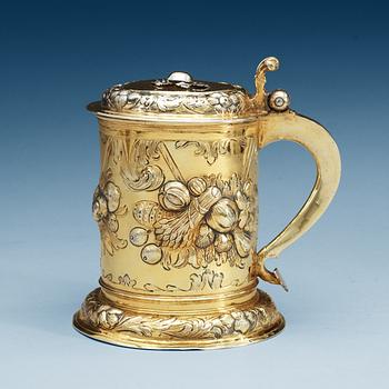 886. A German 17th century silver-gilt tankard, makers mark of Peter Rohde (1654-1677), Danzig.