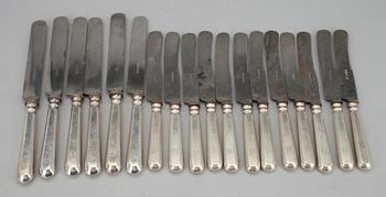 MATKNIVAR, 37 delar, silver, bl. a. modellen  Mussla, Helsingfors/Tavastehus 1900-talest första hälft.