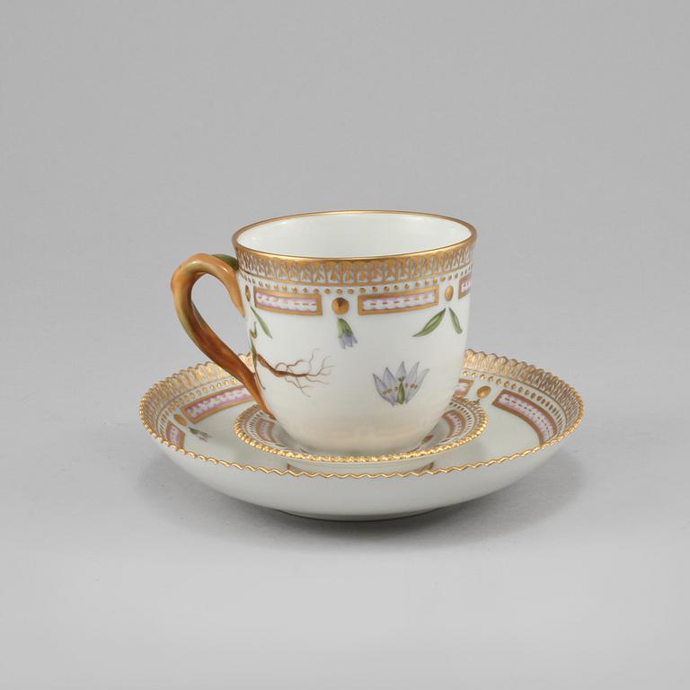 KAFFEKOPP med FAT och ASKKOPP, 3 delar, porslin, "Flora Danica", Royal Copenhagen, 1900-talets andra hälft.