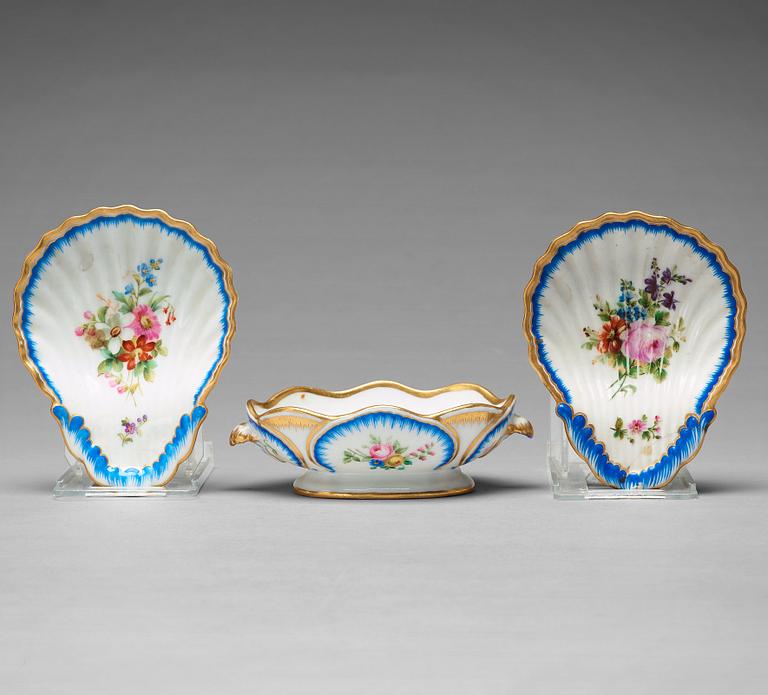 Two butter shells and a bowl, Imperial Porcelain Manufacture, St. Petersburg, Russia, period of Nikolaj II.