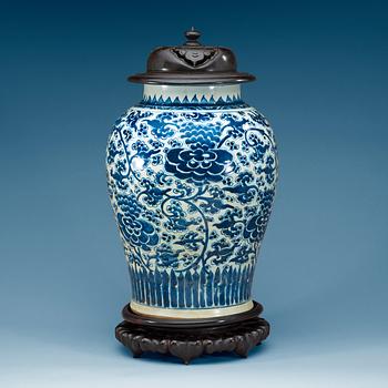1879. A large blue and white jar, Qing dynasty, Kangxi (1662-1722).
