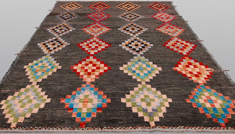 An oriental carpet, ca 295 x 247 cm.