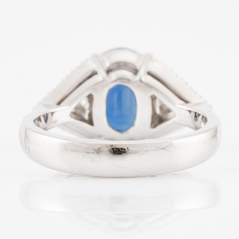 Damiani ring platina med en fasettslipad safir samt triangulära- och runda briljantslipade diamanter.