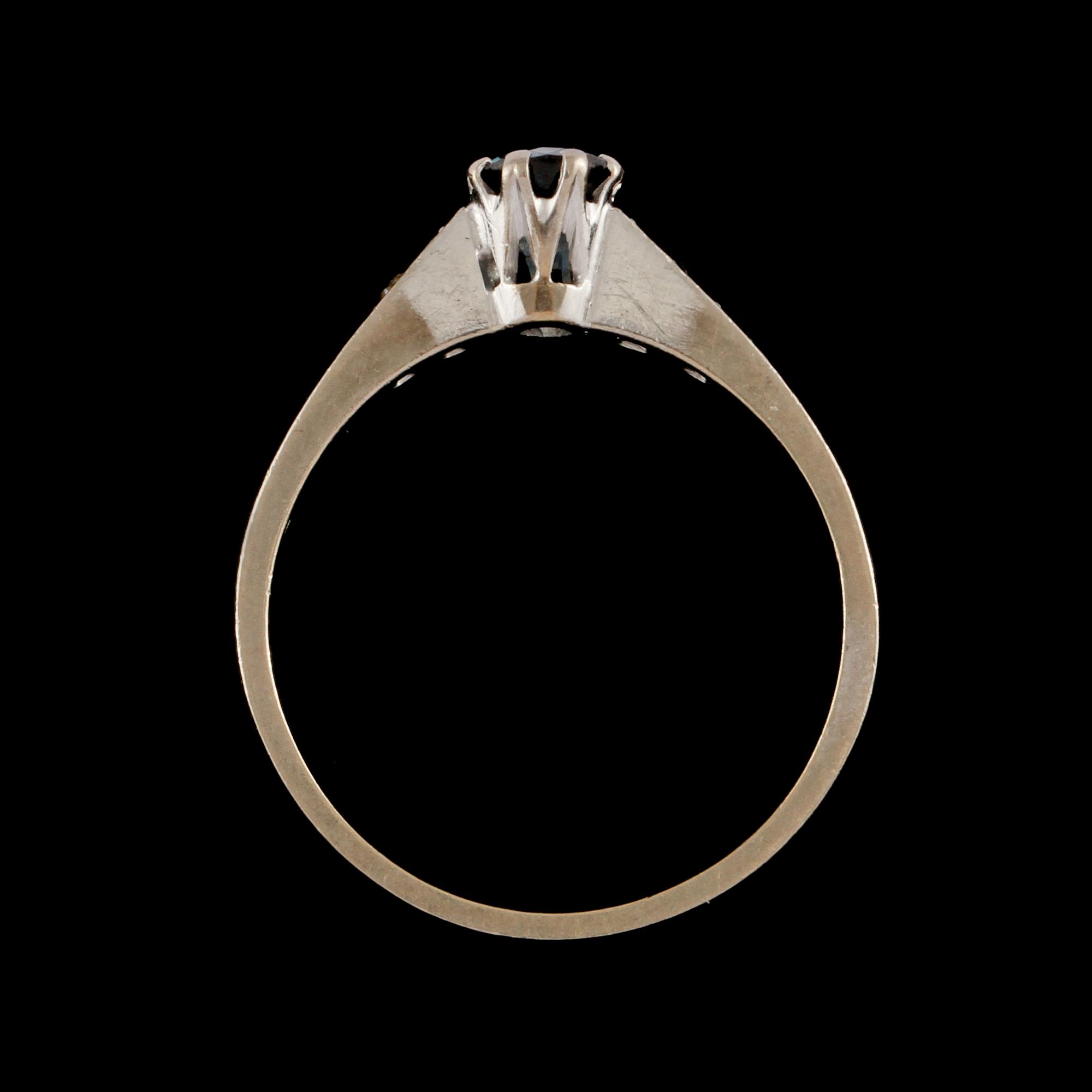 RING, 18k vitguld med blå safir, 0.30 ct samt 6 åttkantslipade diamanter, Bims Guldsmide, Göteborg, 1965. Vikt 2 g.