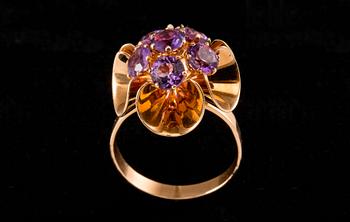 Elis Kauppi, A RING, gold 14K with amethysts, Kupittaan Kulta 1973. Weight 6 g.