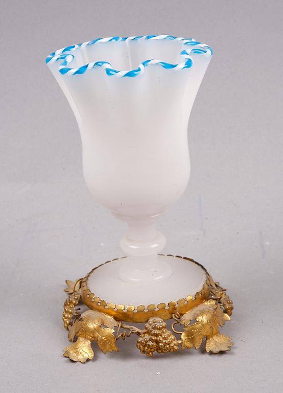 VAS, flussglas och förgylld metall, nyrokoko, 1800-talets mitt.