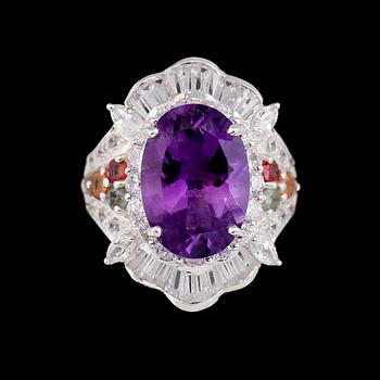 RING, sterlingsilver, ametist ca 4.85 ct, olikfärgade safirer tot ca 0.65 ct, vita safirer tot ca 1.00 ct.