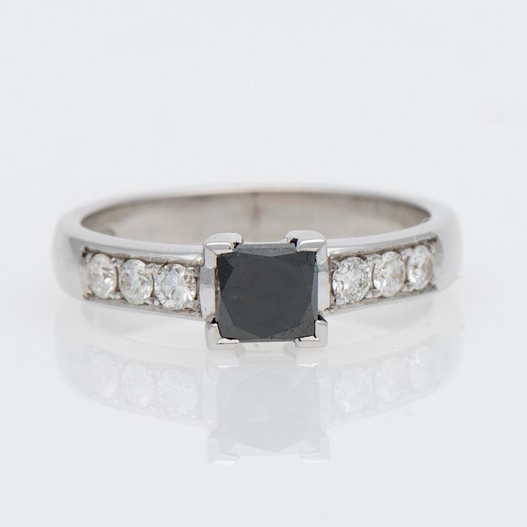 RING, prinsesslipad behandlad svart diamant, briljantslipade diamanter, 14K vitguld.