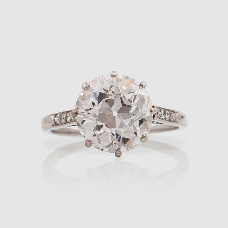 RING med gammalslipad diamant 4.05 ct, kvalitet H/VVS2, flankerad av små åttkantsslipade diamanter.