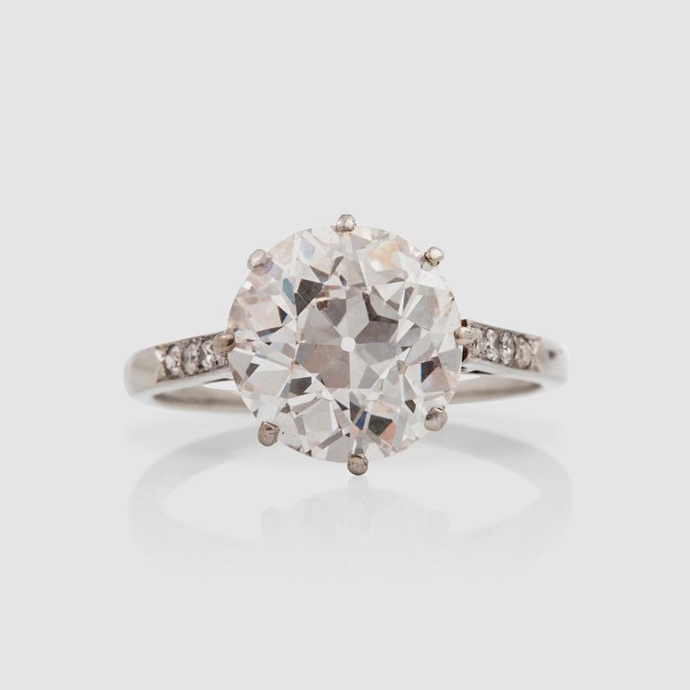 A 4.05 cts brilliant-cut diamond ring.  Quality circa H/VVS2. Flanked by small single-cut diamonds.