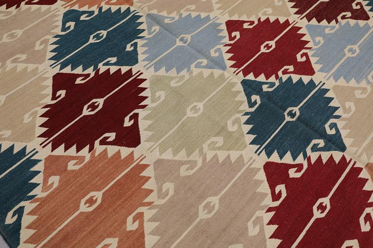 A Kilim carpet, modern design, approx. 292 x 218 cm.