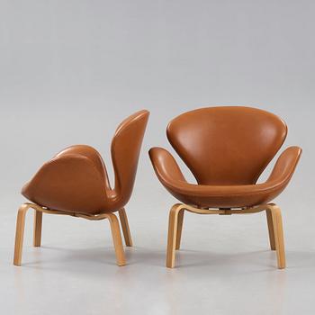 Arne Jacobsen, A pair of 'Swan' easy chairs, Fritz Hansen, Denmark 1966.