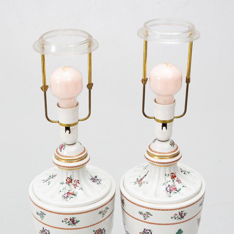 Bordslampor, ett par, Porcelaine de Paris, Frankrike, 1900-talets andra hälft.