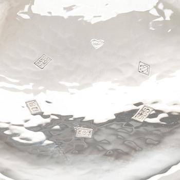 A. Tillander, malja, sterlinghopeaa ja emalia. Helsinki 2005.