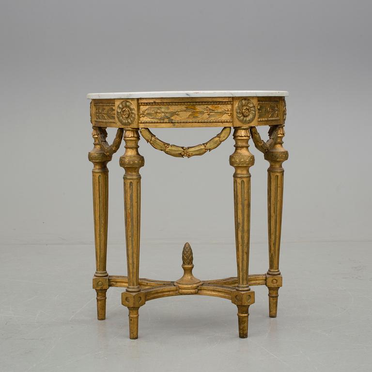 KONSOLBORD, gustaviansk stil, med datering 1933.