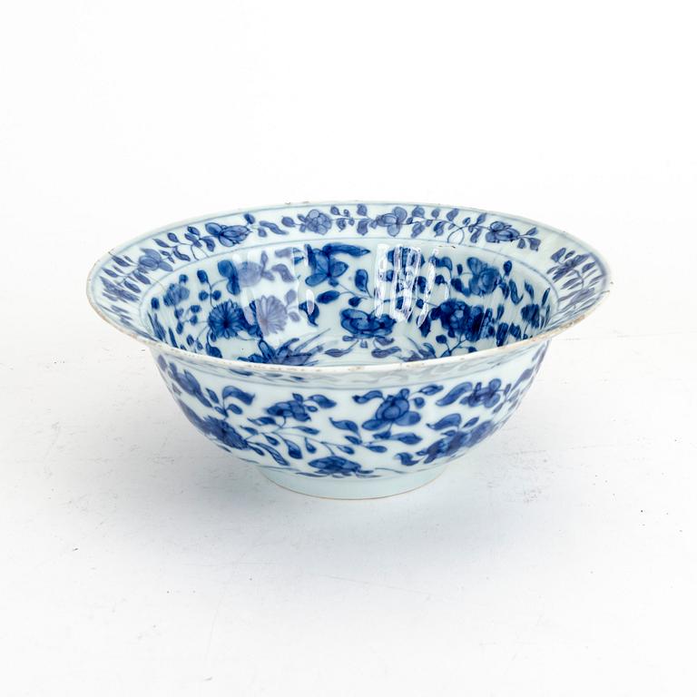 A Chinese Kangxi porcelain bowl.