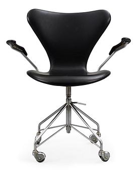 60. An Arne Jacobsen 'Series 7' desk chair by Fritz Hansen, Denmark 1963.