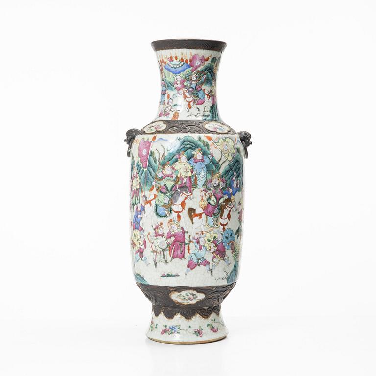 Golvurna, porslin, Kina, sen Qingdynasti, omkring år 1900.