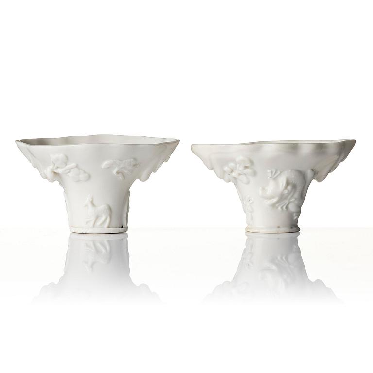 Vinofferbägare, två stycken, porslin. Qingdynastin, 1700-tal.