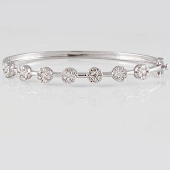 ARMBAND, 18K vitguld med briljantslipade diamanter ca 1,48 ct. Vikt 9,9 gram.