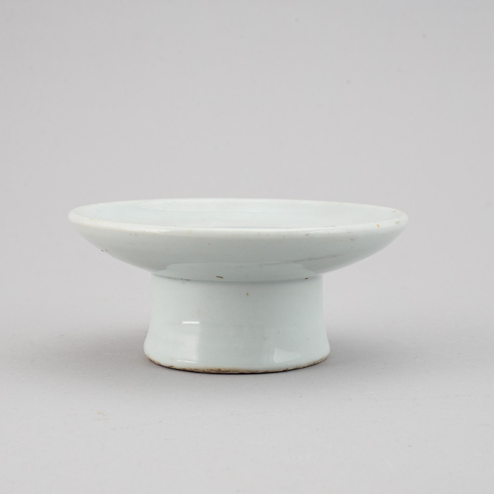 A blue and white korean tazza, 18/19th Century.