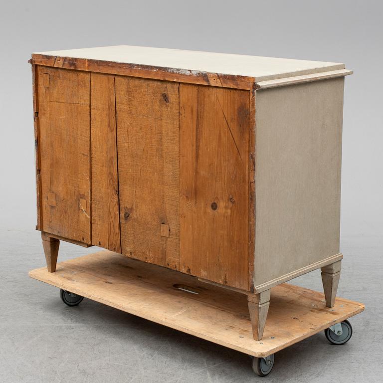 CHEST OF DRAWERS, first half of the 19th century.