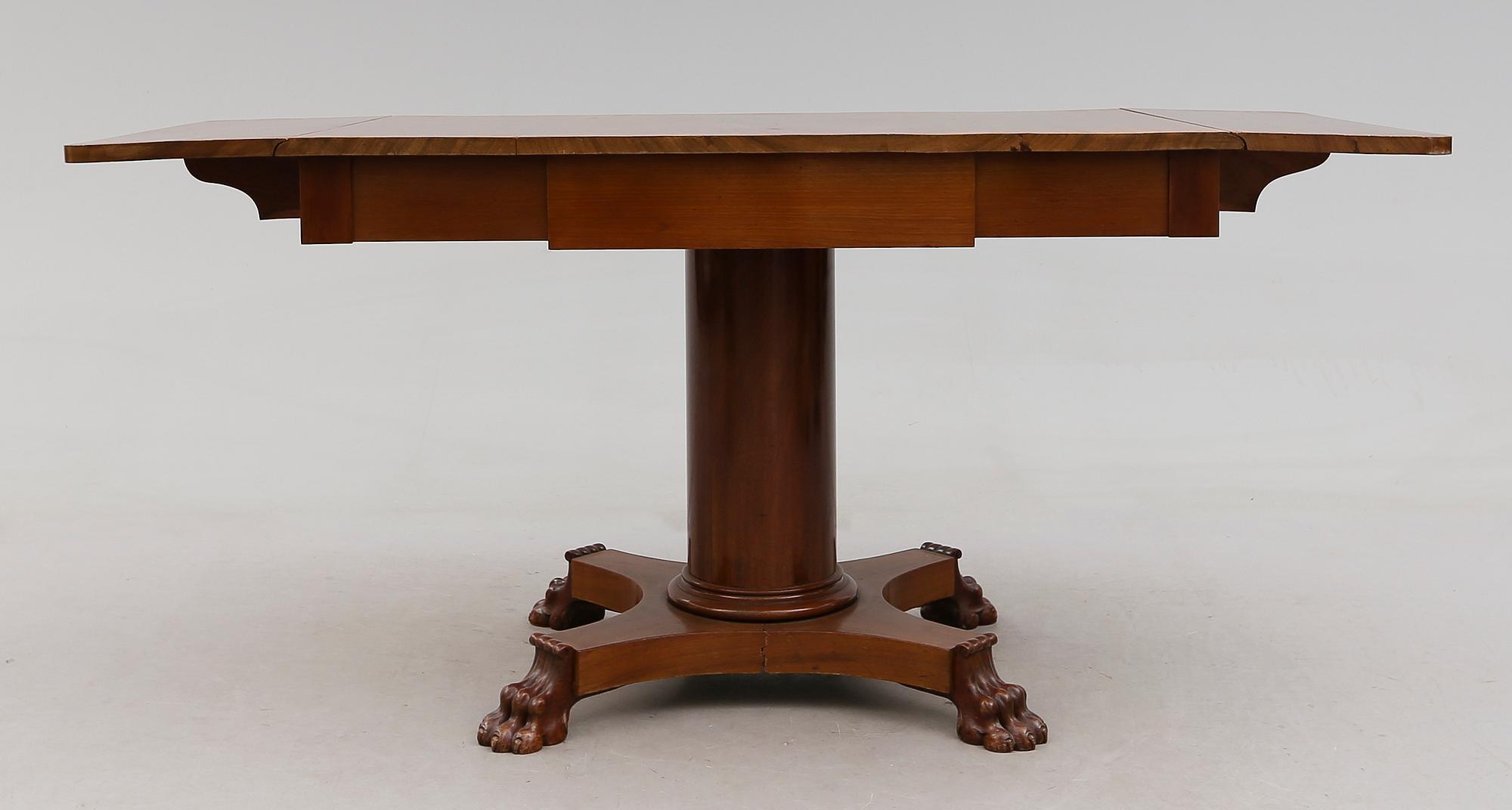 BORD, Karl-Johanstil, 1900-talets första hälft.