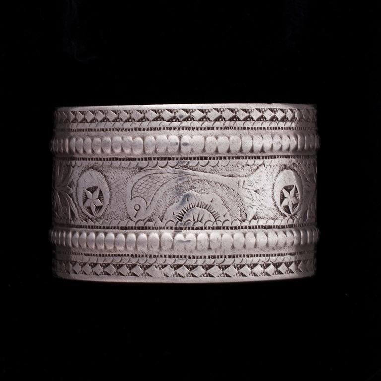 ARMRING, österländskt silver, ostämplat. 1900-talets första hälft. Vikt 62,2 g.