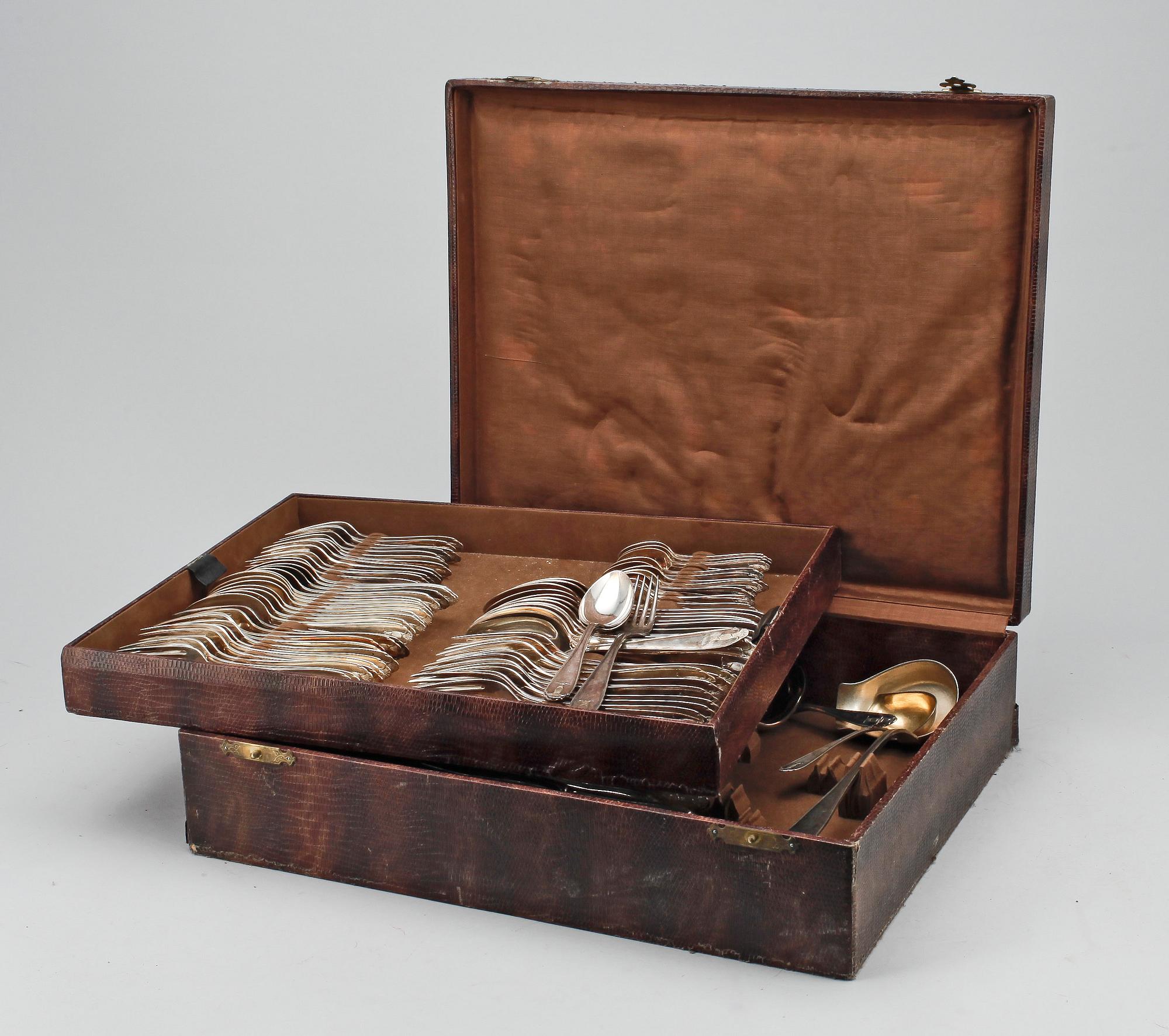 BESTICKSERVIS I SCHATULL, 140 delar, nysilver, "Vasa", trol GAB, 1900-talets mitt.