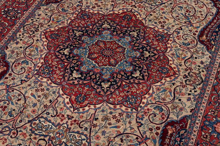 A semi-antique Sarouk carpet, a. 278 x 186 cm.