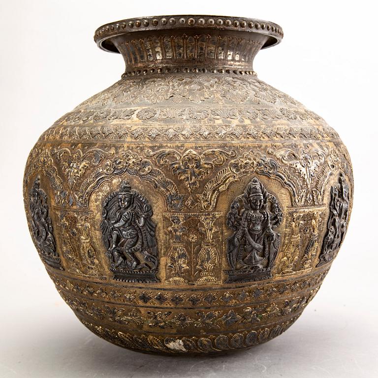 An Indian 20th century urn.
