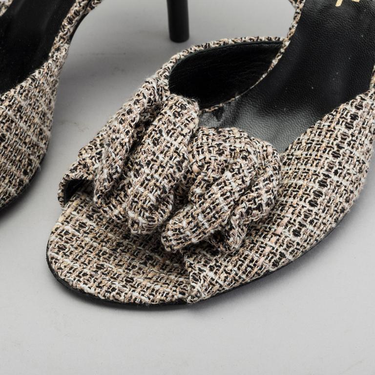 A PAIR OF CHANEL SHOES. Italian size 40.