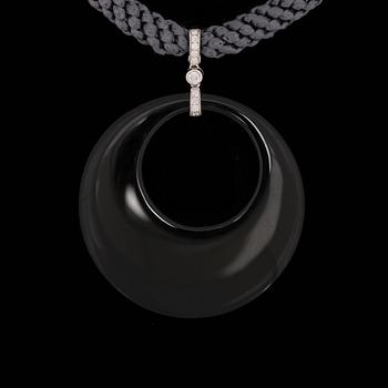 103. An onyx pendant set with brilliant cut diamonds, tot. 0.29 ct.