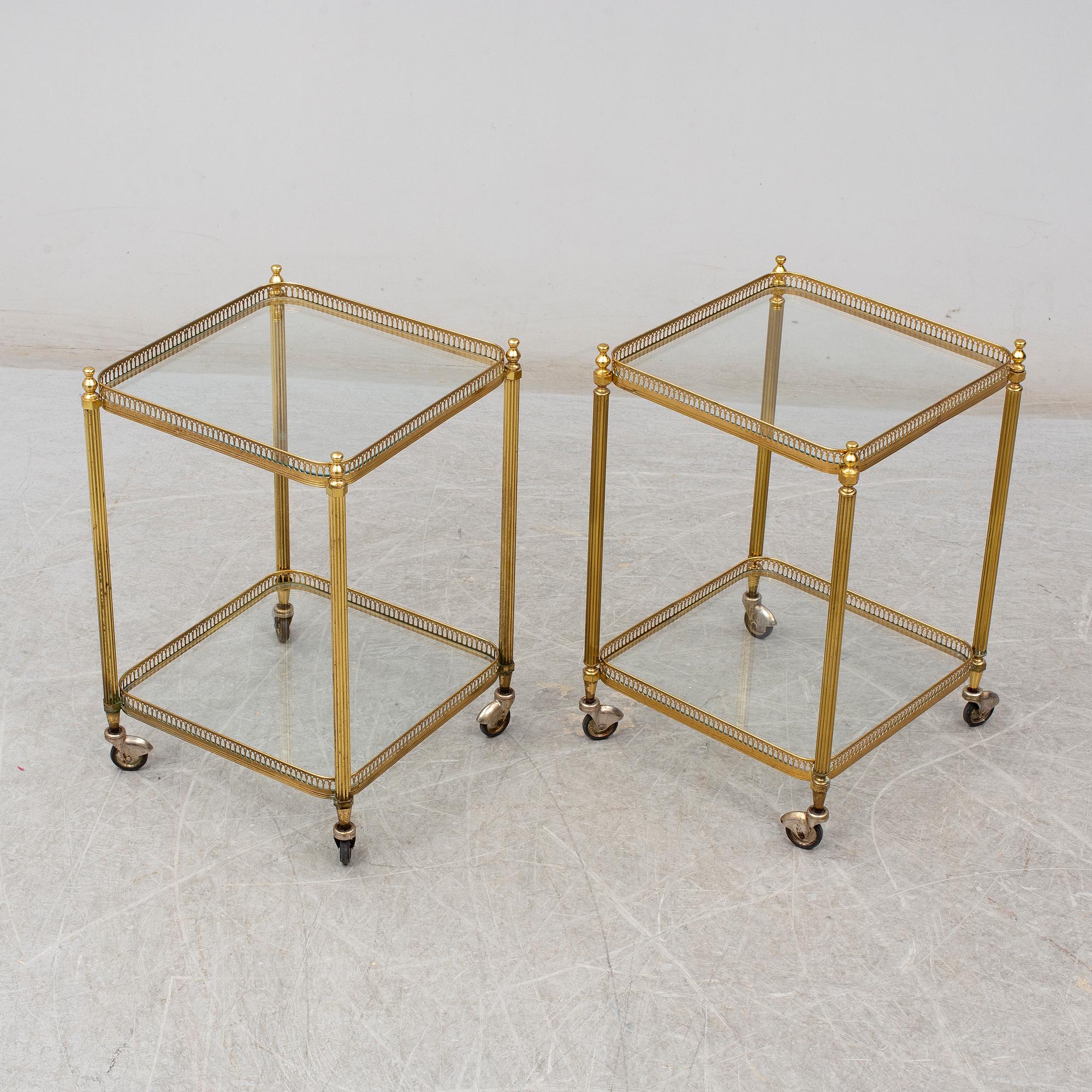 SERVERINGSBORD, ett par, glas och mässing, 1900-talets andra hälft.