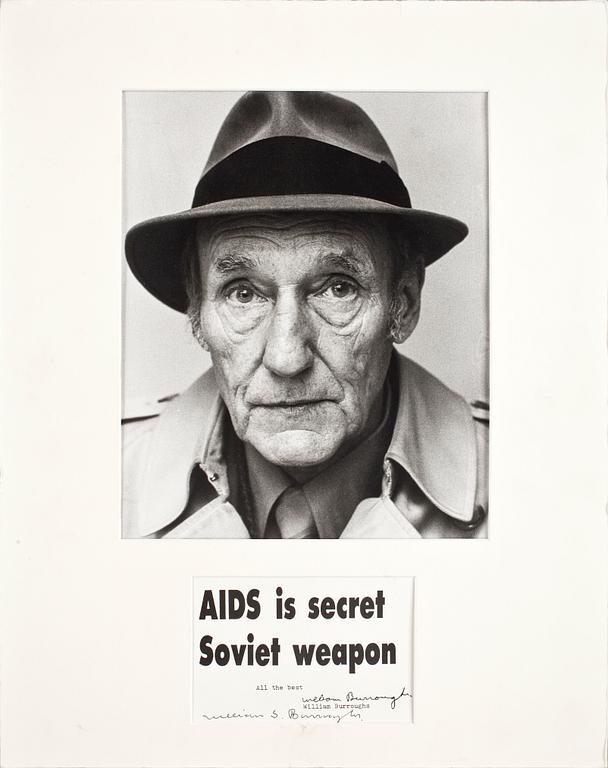 FOTOGRAFI föreställande WILLIAM BURROUGHS, silvergelatin. Foto taget av Tom Benson, stämpelsign a tergo.