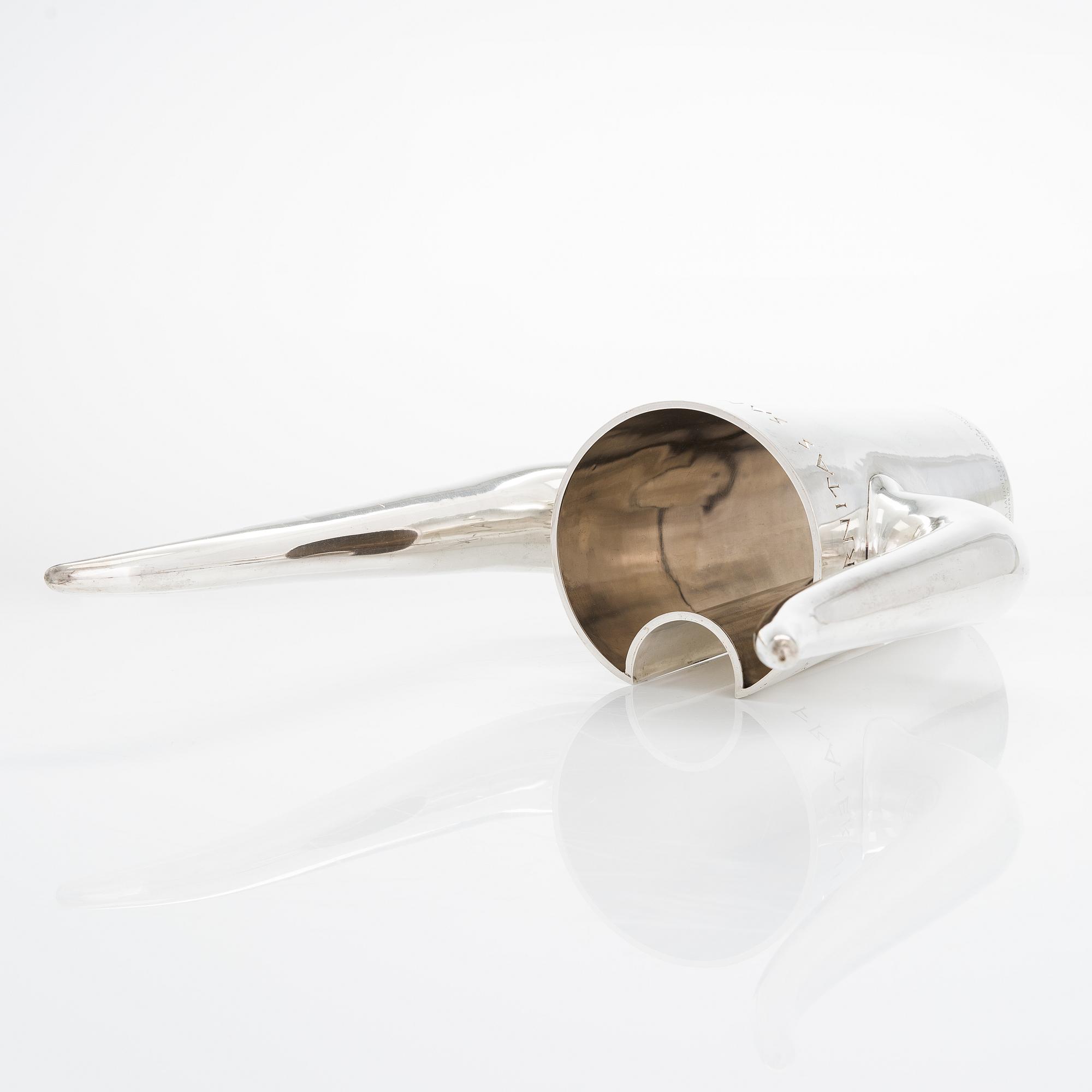 Ilmari Tapiovaara / Hannes Niemi, "Minotaurus", dryckeskanna, silver, Helsingfors 1964.