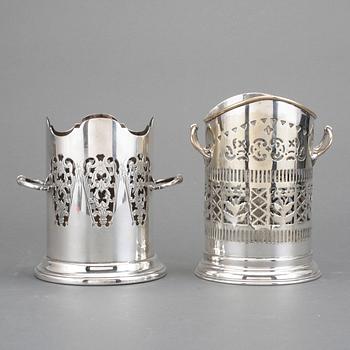 COASTERS/FLASKSTÄLL, 2 st, nysilver, England, 1900-tal.