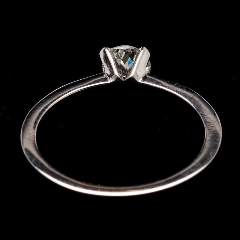 RING, vitguld 14K, gammalslipad diamant 0,46 ct, sidostenar tot. 0,10 ct. Vikt 3,1 g.