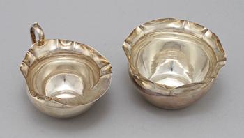 SOCKERSKÅL samt GRÄDDKANNA, silver, Atkin Brothers, 1913, Sheffield, England, vikt 178 g.