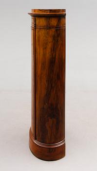 KOLONNSKÅP, 1800-talets mitt.