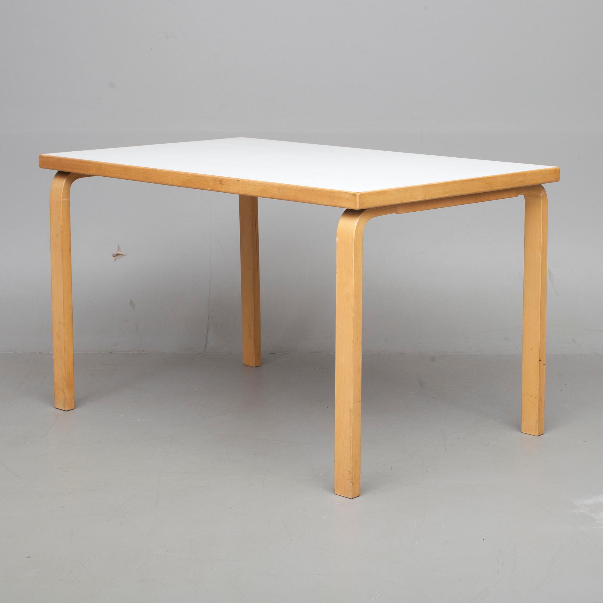 BORD, modell 80A, Alvar Aalto, Artek. 1900-talets senare hälft.