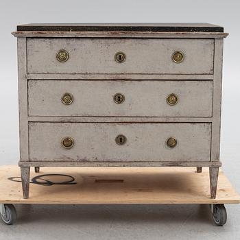 A Gustavian chest of drawers, circa 1800.