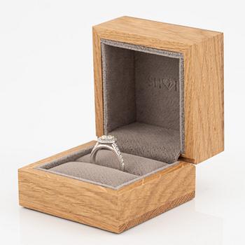 Ring, 18K vitguld med briljantslipad diamant, medföljande GIA report.