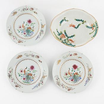 Tallrikar, 3 st, kompaniporslin, Qingdynastin, Qianlong (1736-95) samt skål, Kina, 1800-talets andra hälft.