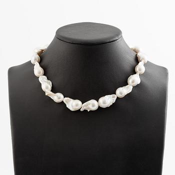 Collier med odlade barocka sötvattenspärlor lås 18K vitguld.