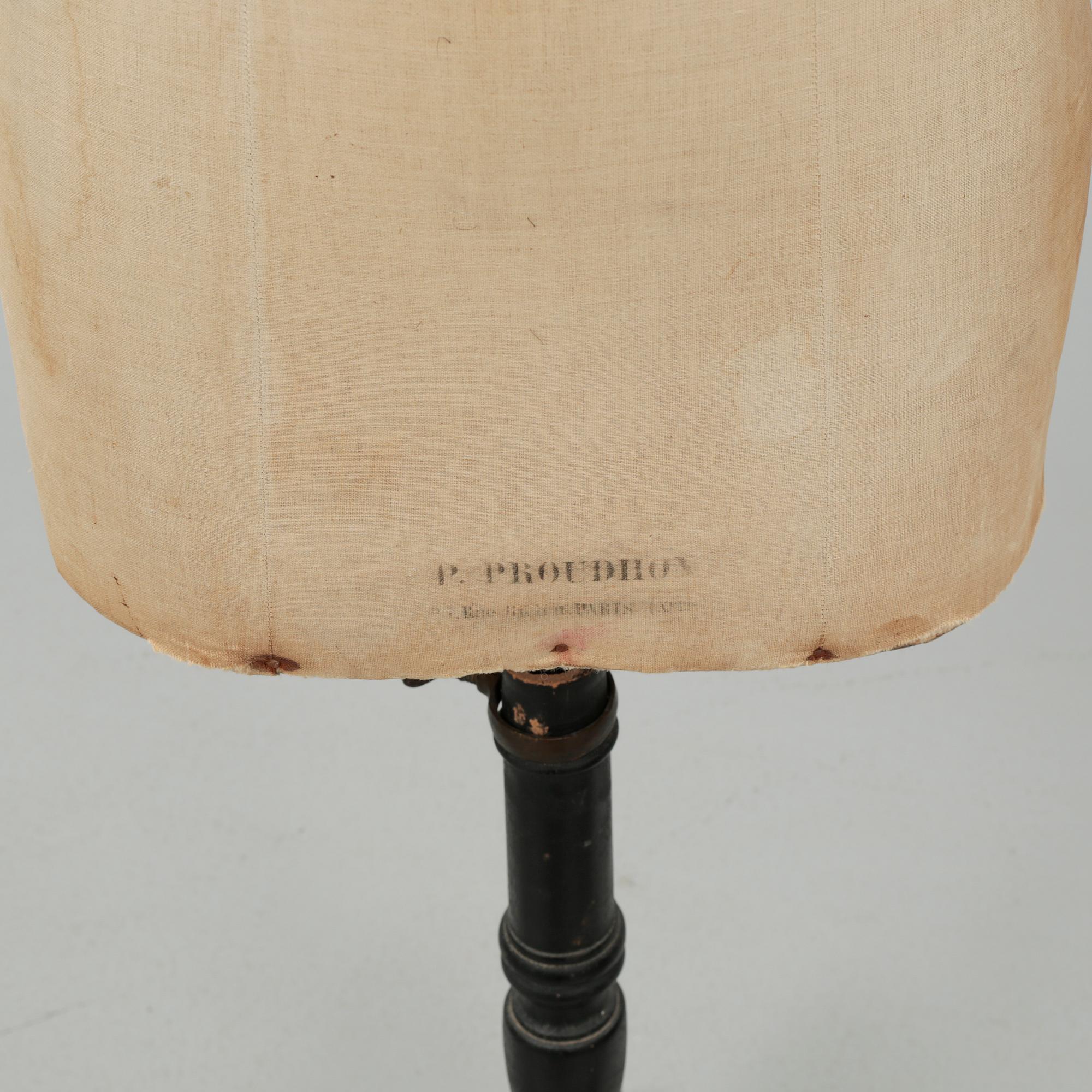 A mannequin from the first half of the 20th century.